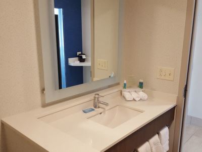 Express & By Ihg 2*